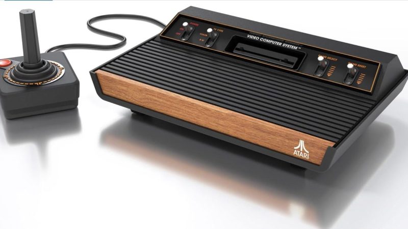 Consola retro funcional en 2025 similar a Atari de 1980