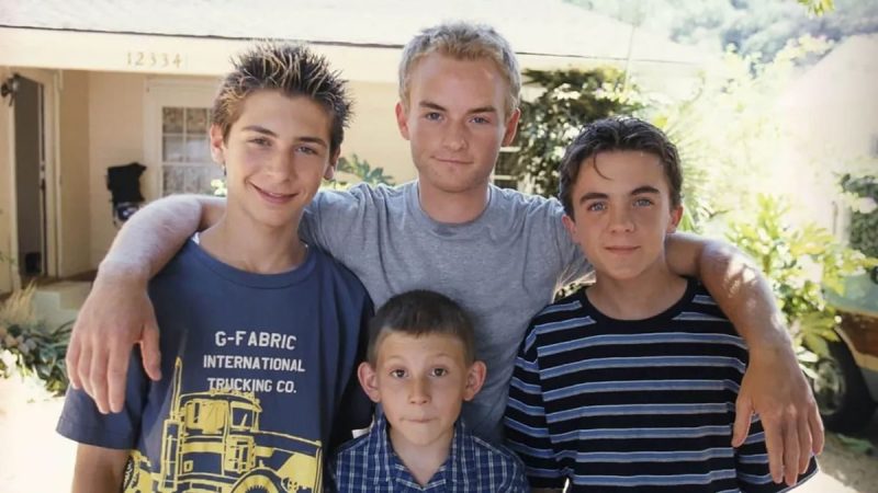 Malcolm y sus hermanos mayores en foto del rodaje del revival